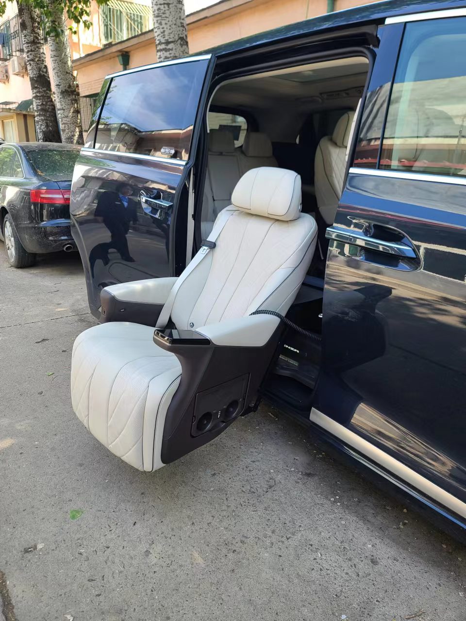 电动旋转升降福祉座椅（ SUV+商务车） 腾势D9