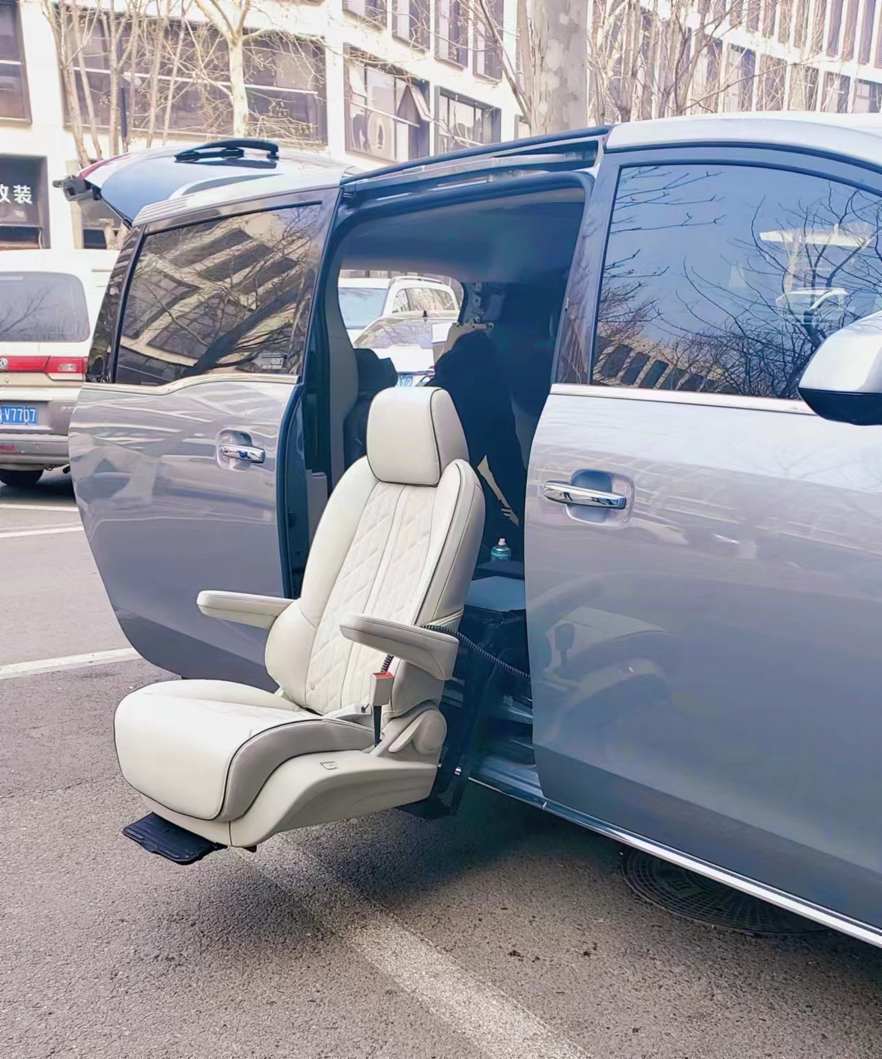 电动旋转升降福祉座椅（ SUV+商务车） 别克652 653
